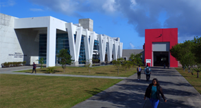Edificio de UAGM Carolina estudiantes caminando