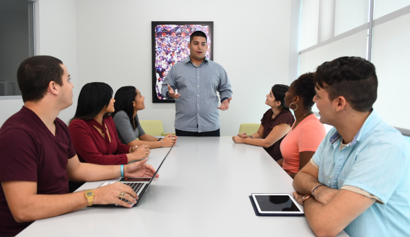 grupo de estudiantes sentados reunidos en una mesa