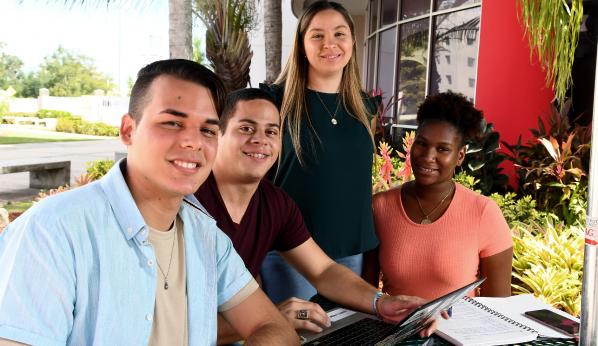 grupo de estudiantes sonriendo a cámara