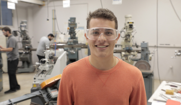 estudiante con googles de seguridad