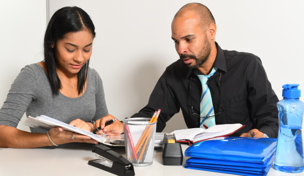 estudiante reunido con profesor