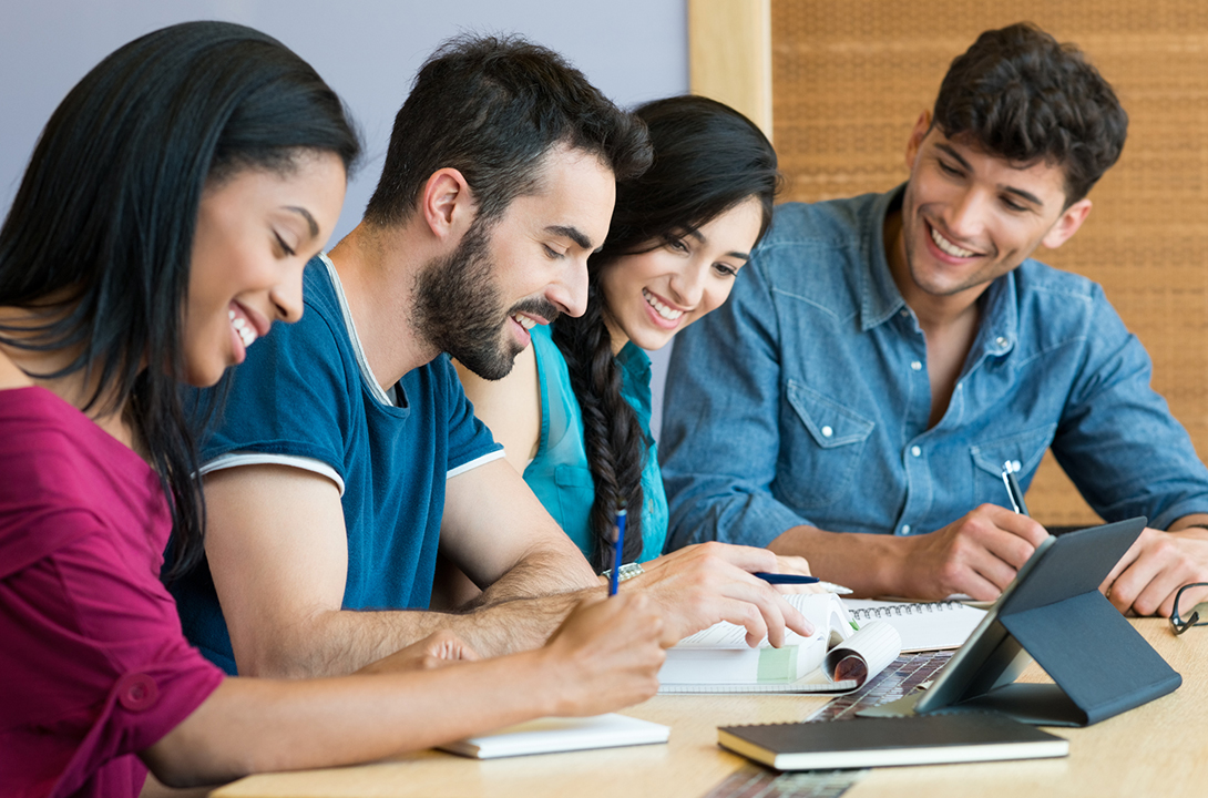 grupo de estudiantes sentados reunidos en una mesa