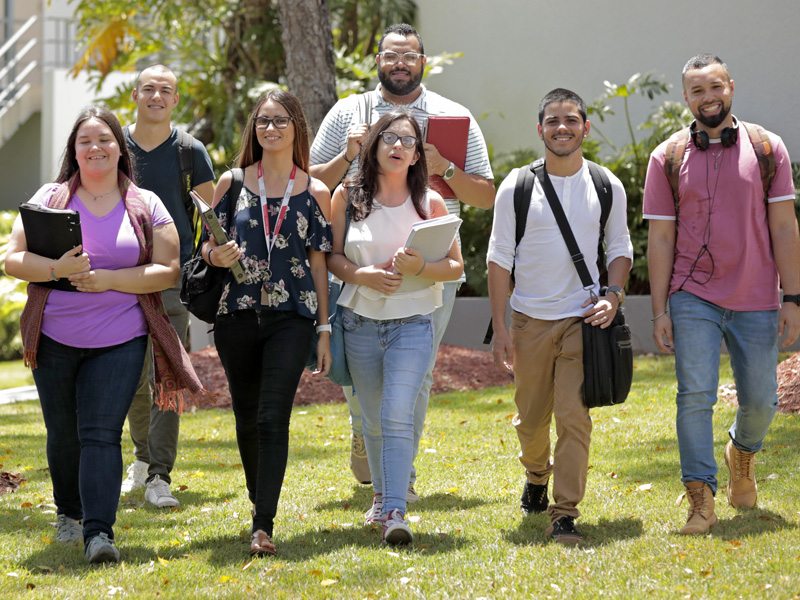 estudiantes caminando por el campus