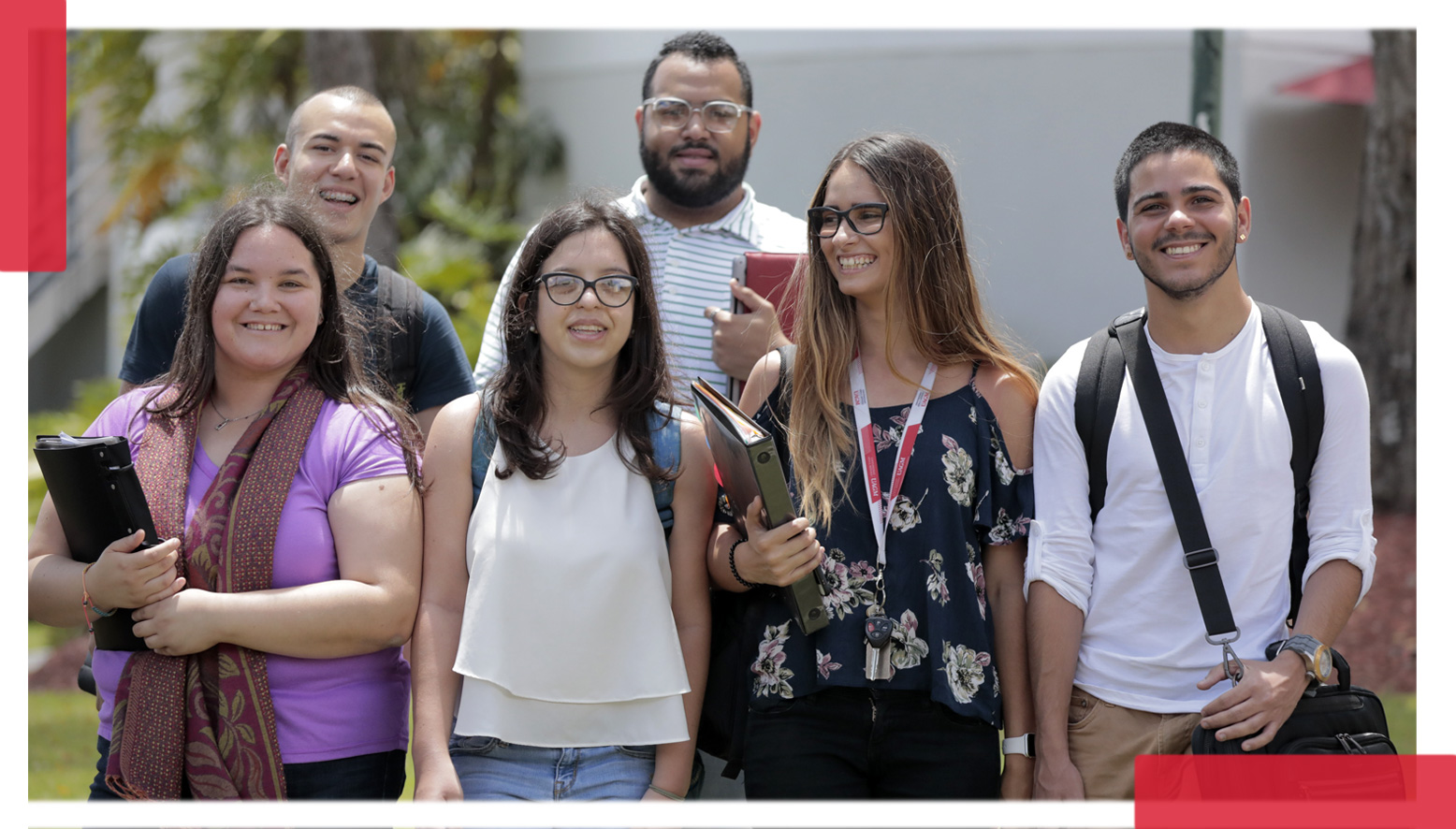 grupo de estudiantes caminando por el recinto