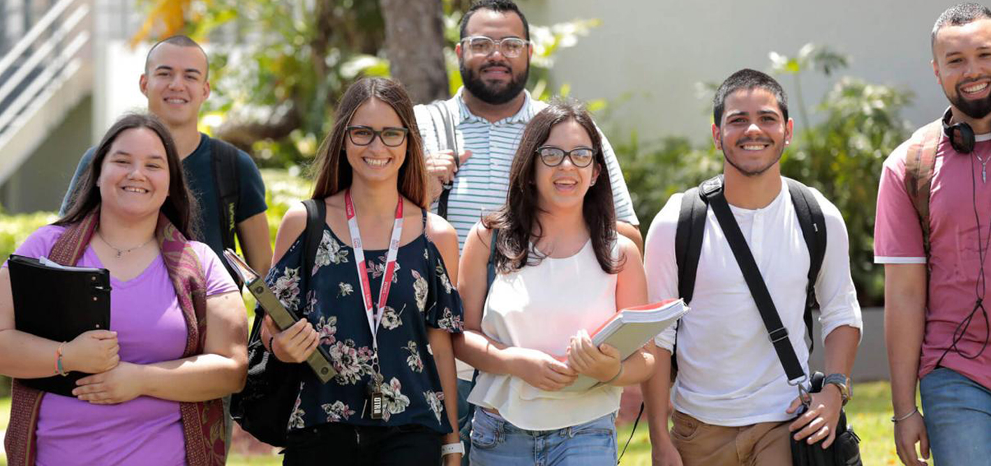 grupo de estudiantes reunidos