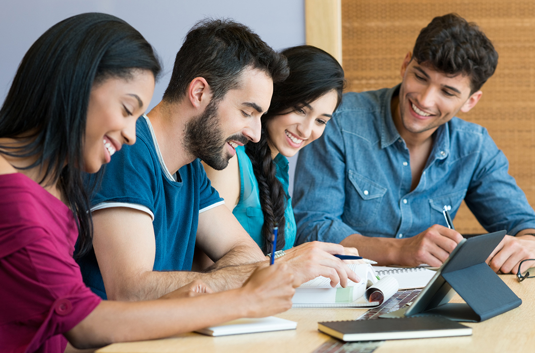 grupo de estudiantes reunidos