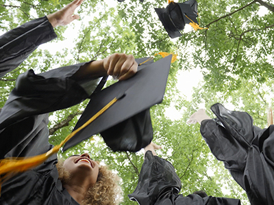 foto de birretes de graduandos