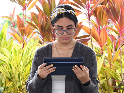 estudiante mirando una tablet