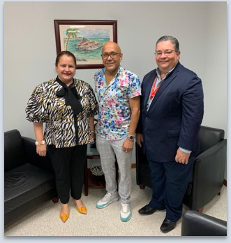 La Dra. Irma del Pilar Cruz Montijo, vicerrectora de Centros Universitarios,  el profesor Iván Ruiz Calderón y el director de la UAGM de Aguadilla, Luis Ruiz.