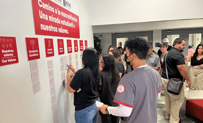 estudiantes en salón durante dinámica de la MSCHE