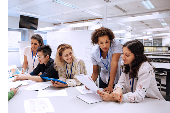 profesora con estudiantes en el salón