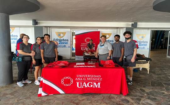 Estudiantes junto al Comisionado de la Liga Atlética Interuniversitaria (LAI)