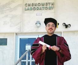 Foto de perfil de Jorge L. Muriel Mundo con diploma