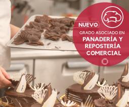 Imagen de torso de un chef acomodando pastelería en una bandeja