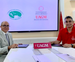 Foto del rector del Recinto de Carolina, Dr. Félix Huertas González y el el Dr. Wilfredo Colón Guasp, presidente de la CFCS sentados en una mesa
