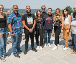 estudiantes y un exalumno con sus profesores
