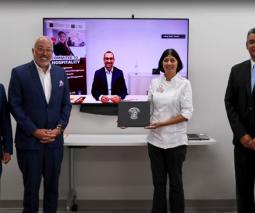 Grupo de asociados firma de acuerdo