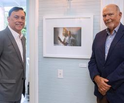 Edgardo Rodríguez Juliá dona obras