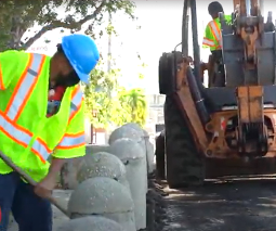 Trabajador colocando brea
