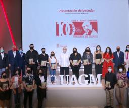 grupo de estudiantes en tarima