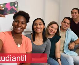 grupo de estudiantes tomándose un selfie