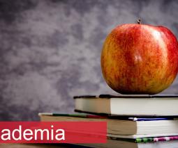 libros con manzana roja encima