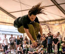 Steven Piñeiro joven brincando en patineta