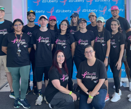 grupo de estudiantes participantes en el 5k Race for the Cure 2022