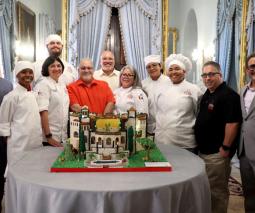 grupo de personas exhibiendo Castillo Serrallés en bizcocho