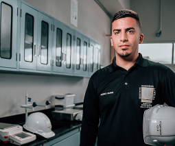 estudiante en laboratorio de ingeniería