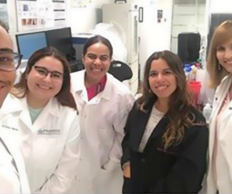 grupo de estudiantes de farmacología y profesora