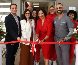 corte de cinta de la Clínica de Servicios Psicológicos con grupo de asociados