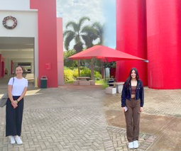dos estudiantes en el campus