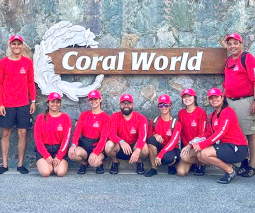 grupo de personas de Coral World Ocean Park 