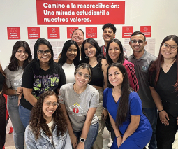 grupo de estudiantes posando
