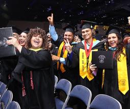 Estudiantes celebrando en la graduación