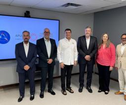 grupo de personas en Acuerdo entre la UAGM y la Academia Puertorriqueña de Gastronomía