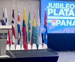 El doctor García en la presentación de su artículo.