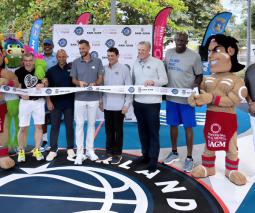 Orlando Magic y UAGM transforman la cancha de Villa Nevárez