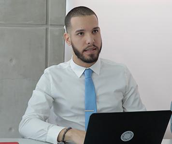 estudiante frente a laptop