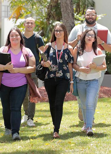 Grupo de estudiantes caminando por el recinto