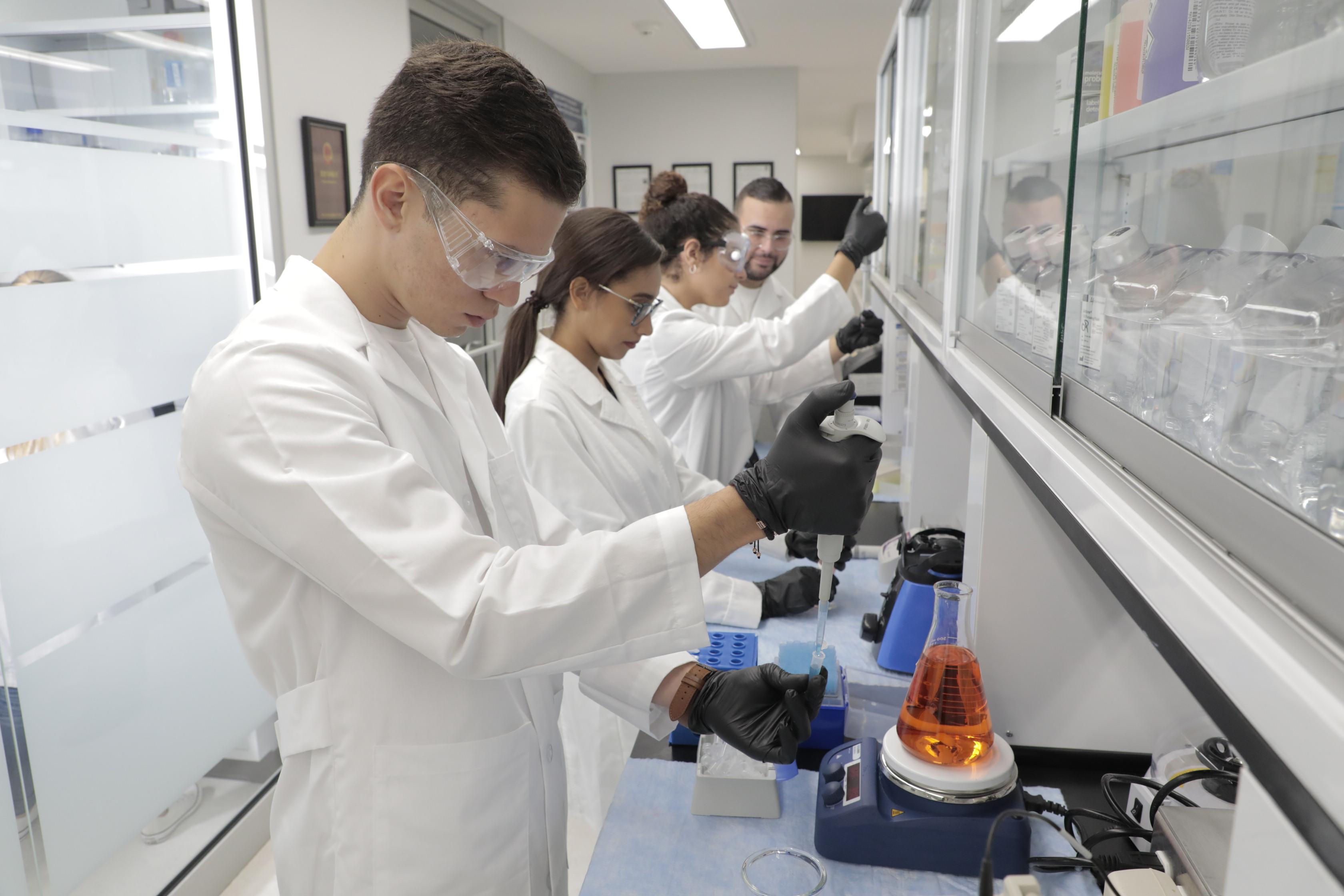 estudiantes en laboratorio de ciencias