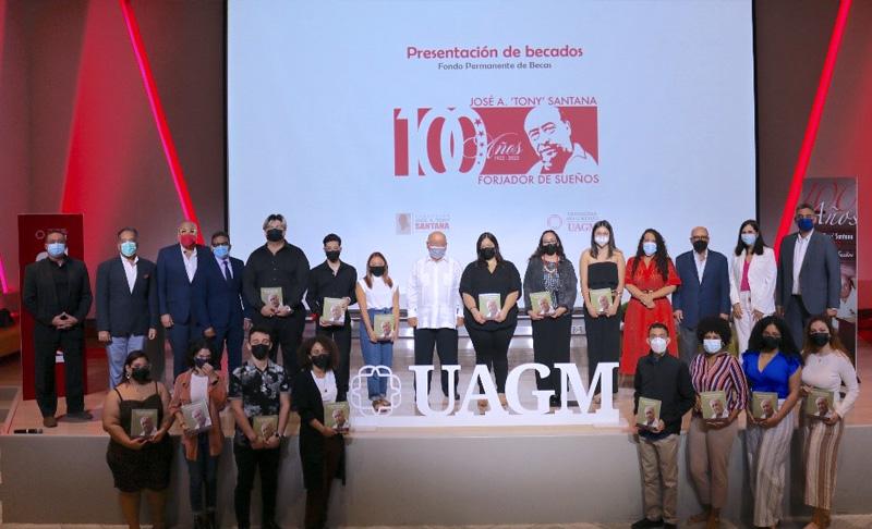 Recinto de Carolina y Fundación Santana se unen para presentar a becados y conmemorar el centenario de José A. Santana
