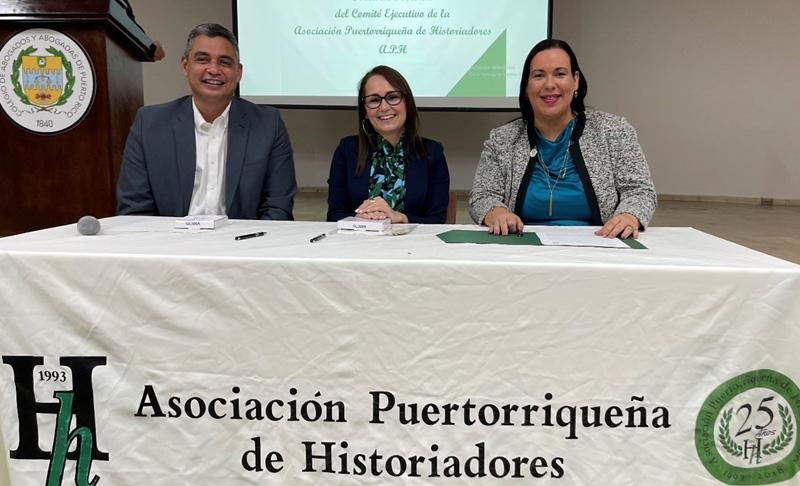 grupo de tres personas firman acuerdo de colaboración con la APH