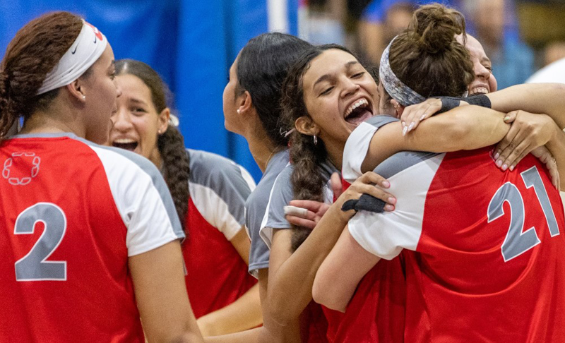 atletas del voleibol celebrando