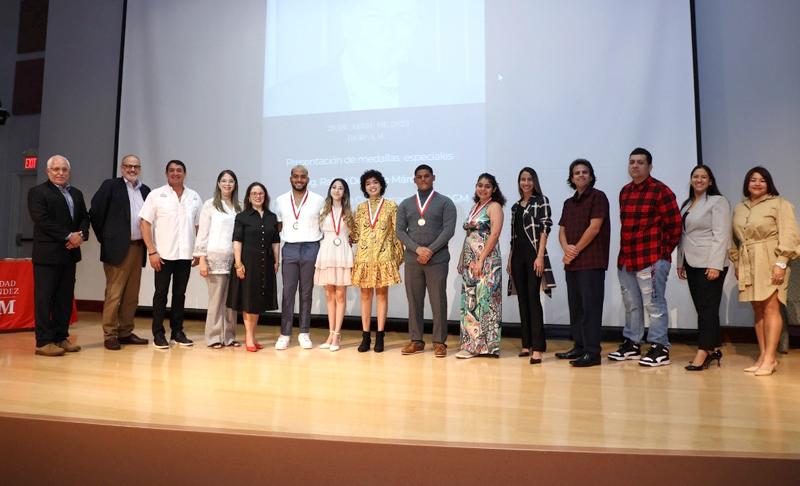 grupo de facultad, asociados con los estudiantes que recivierón la  Medalla Rafael Delgado Márquez
