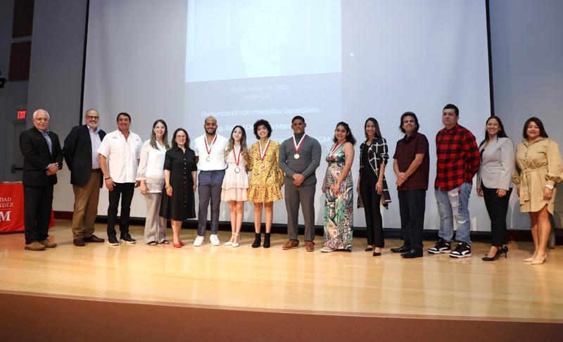 grupo de facultad, asociados con los estudiantes que recibieron la  Medalla Rafael Delgado Márquez