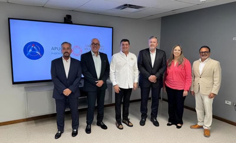 grupo de personas en Acuerdo entre la UAGM y la Academia Puertorriqueña de Gastronomía