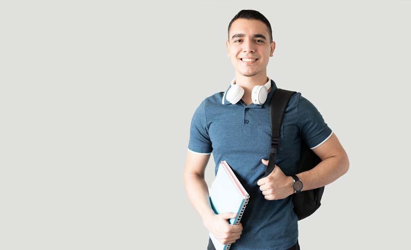 estudiante con mochila y carpeta