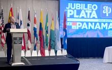 El doctor García en la presentación de su artículo.